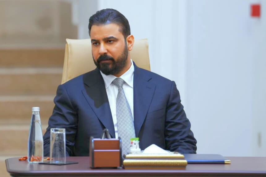 El primer ministro designado iraquí, Ali al-Zaidi, asiste a la reunión del bloque político "Marco de Coordinación" en Bagdad, Irak, el 27 de abril de 2026. (Oficina de la Presidencia iraquí a través de AP).