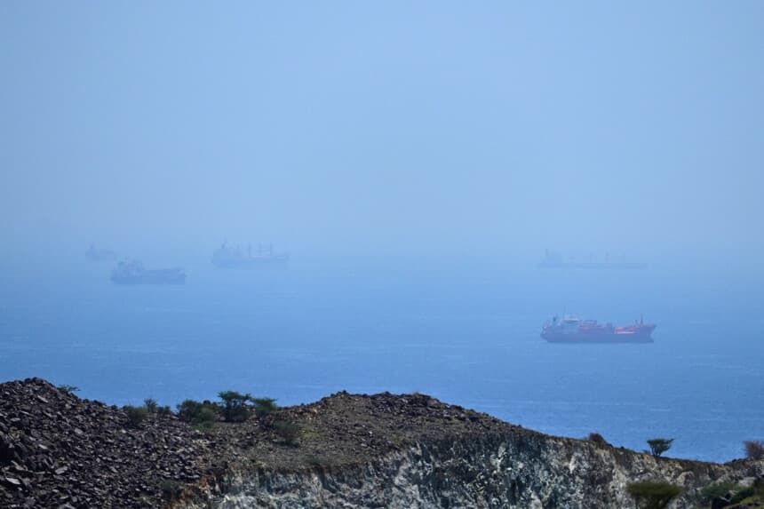 Buques cisterna y graneleros anclados en el estrecho de Ormuz el 18 de abril de 2026. (Foto AP).