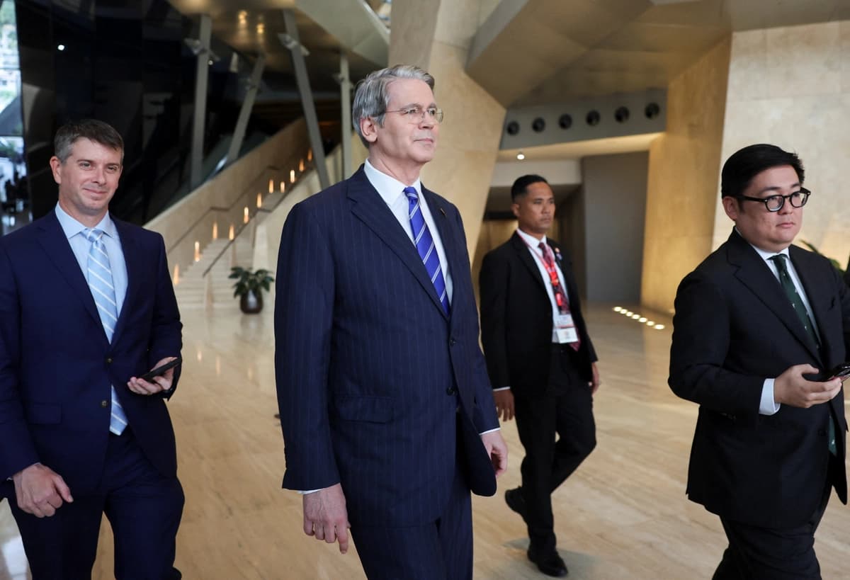 El secretario del Tesoro, Scott Bessent, se marcha tras las conversaciones comerciales entre Estados Unidos y China en Kuala Lumpur, Malasia, el 26 de octubre de 2025. (Hasnoor Hussain/Reuters)