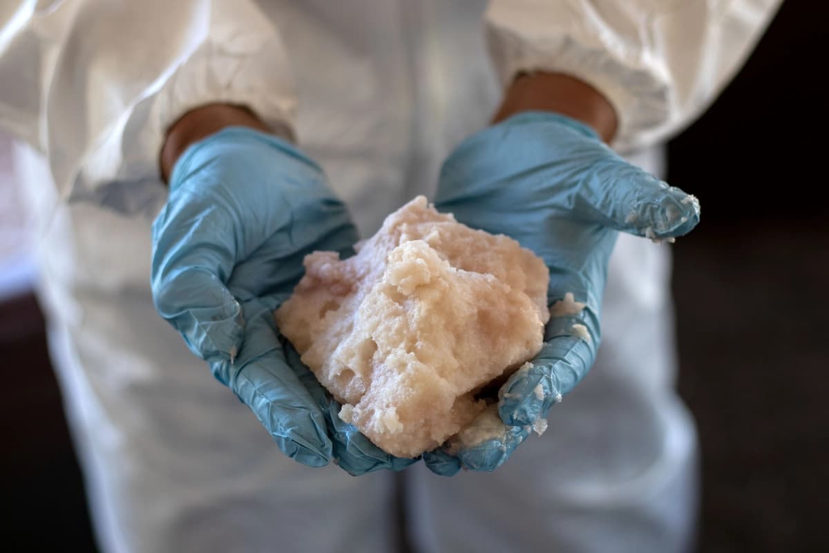 Un experto del Ejército mexicano muestra pasta de metanfetamina en un laboratorio clandestino cerca de la localidad de La Rumorosa, en Tecate (estado de Baja California, México), el 28 de agosto de 2018. (Guillermo Arias/AFP vía Getty Images)