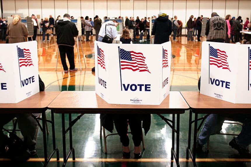 Ciudadanos estadounidenses votan en las elecciones presidenciales en la Escuela Secundaria Carleton el 6 de noviembre de 2012 en Sterling Heights, Míchigan. (Bill Pugliano/Getty Images)