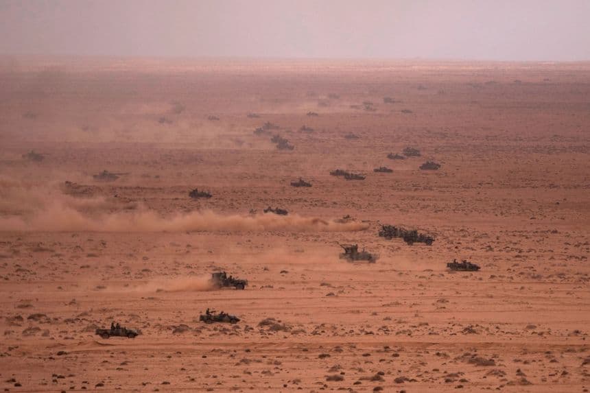 Fuerzas militares estadounidenses y marroquíes participan en la 20.ª edición del ejercicio militar León Africano, en Tantan, al sur de Agadir, Marruecos, el 31 de mayo de 2024. (Mosa'ab Elshamy/AP Photo)