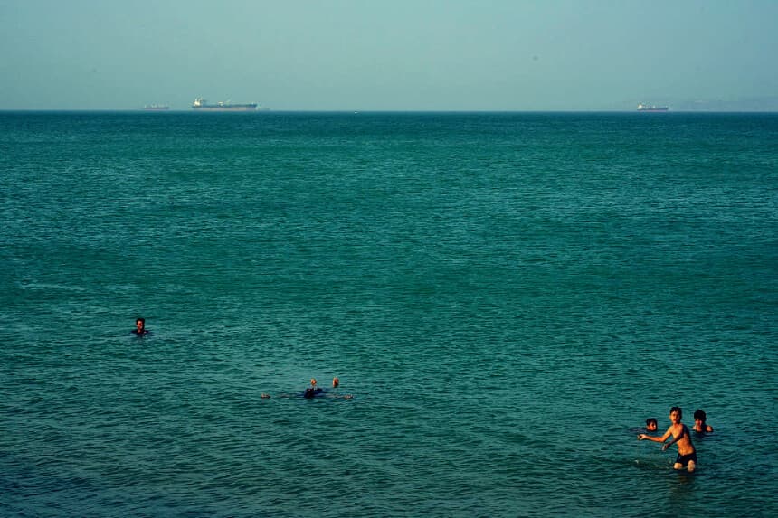 Personas se bañan en el mar el 28 de abril de 2026 en la isla de Qeshm, Irán, en el estrecho de Ormuz. (Asghar Besharati/Getty Images)
