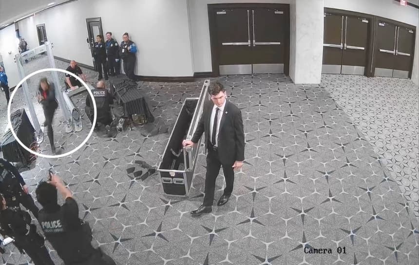 Captura de pantalla de un video que supuestamente muestra a Cole Allen disparando a un agente del Servicio Secreto durante un intento de asesinato contra el presidente Donald Trump en la cena de corresponsales de la Casa Blanca, en Washington, el 25 de abril de 2026. (Fiscal estadounidense Jeanine Pirro vía X/Captura de pantalla vía The Epoch Times)