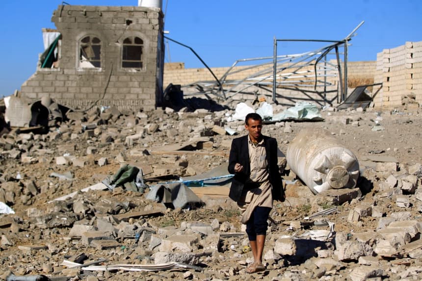 Un hombre yemení camina entre las ruinas de un edificio destruido por los ataques aéreos liderados por Arabia Saudí en Saná, la capital de Yemen, el 1 de febrero de 2019. (Mohammed Huwais /AFP/Getty Images)