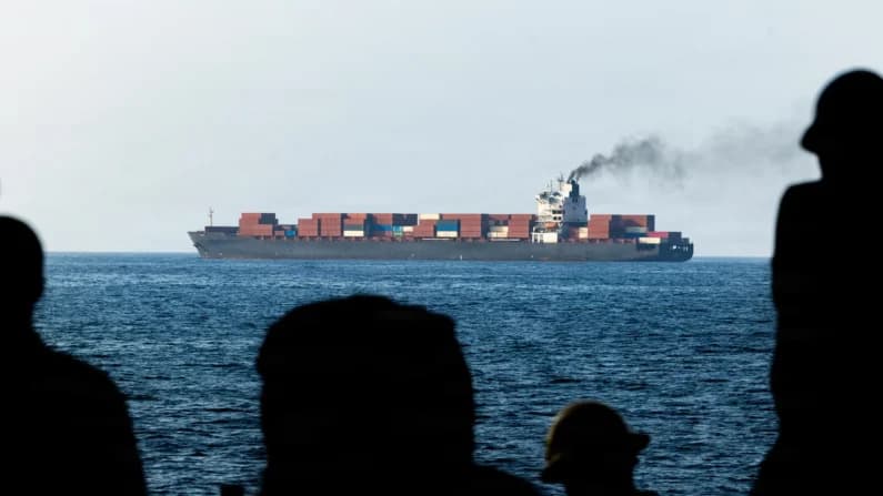 Irán advierte de respuesta militar tras el lanzamiento de una misión naval estadounidense en el estrecho de Ormuz