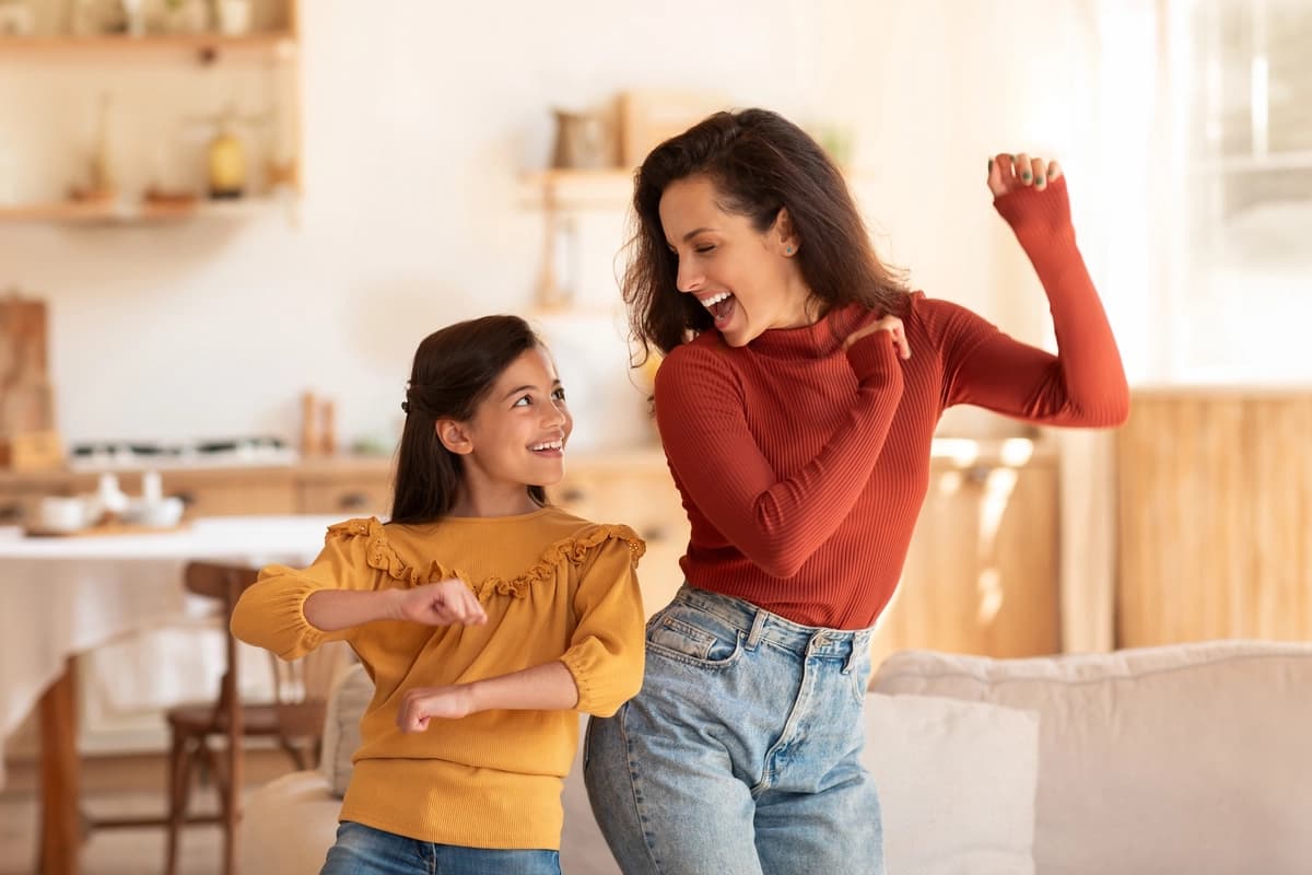 A veces, el regalo más considerado es simplemente este: ¡hacerle el día más fácil a la persona que normalmente se lo hace todo más fácil a los demás! (Prostock-studio/Shutterstock).