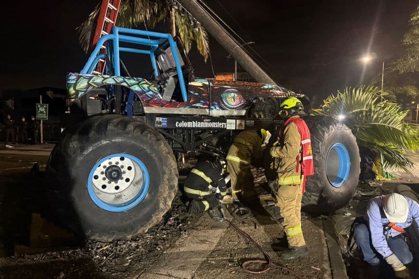 Al menos 3 muertos y más de 35 heridos deja accidente en exhibición de vehículos en Colombia