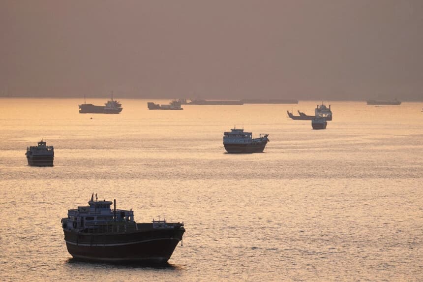 Barcos y embarcaciones en el estrecho de Ormuz, Musandam, Omán, el 1 de mayo de 2026. (Stringer/Reuters).