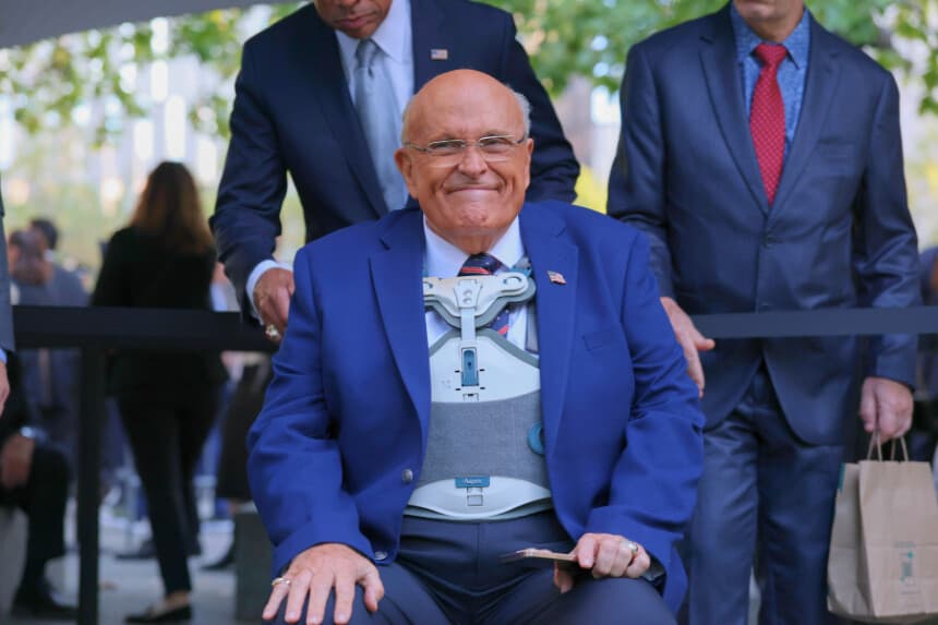 NUEVA YORK, NUEVA YORK - 11 DE SEPTIEMBRE: Rudy Giuliani asiste a la ceremonia anual de conmemoración del 11-S en el Monumento Conmemorativo y Museo Nacional del 11-S el 11 de septiembre de 2025 en la ciudad de Nueva York. Funcionarios del Gobierno se unieron a familiares, amigos y personal de primeros auxilios reunidos en la Zona Cero para honrar la memoria de las víctimas en el 24.º aniversario de los atentados terroristas del 11 de septiembre de 2001 en el World Trade Center. (Foto de Michael M. Santiago/Getty Images).
