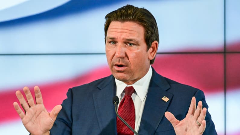 DeSantis firma nuevo mapa del Congreso de Florida que favorece a los republicanos