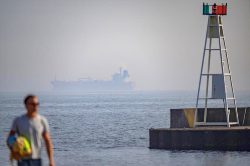 El petrolero Jin Hui, al que la Guardia Costera sueca abordó frente a las costas de Trelleborg, Suecia, el 3 de mayo de 2026. (Agencia de noticias TT/Johan Nilsson/Reuters).
