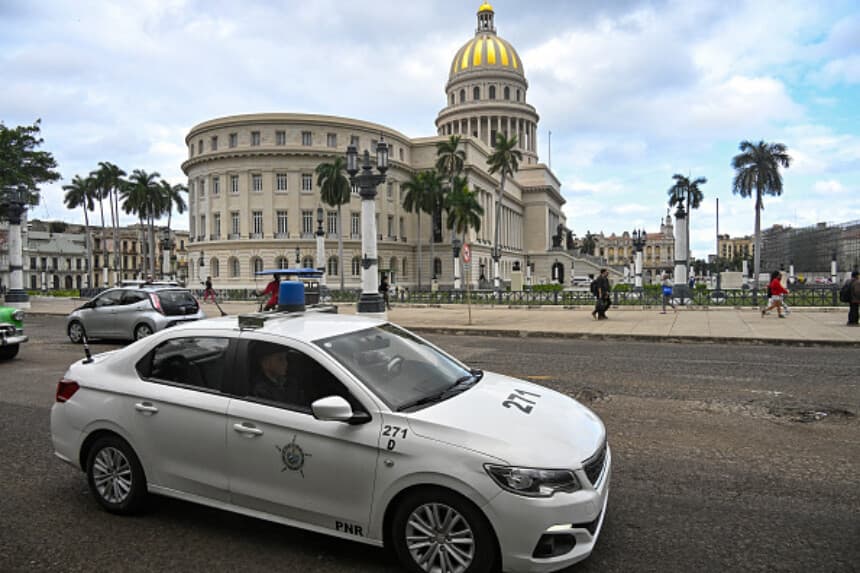 Foto Ilustrativa: Un vehículo policial circula frente al Capitolio en La Habana el 30 de enero de 2026. El presidente cubano, Miguel Díaz-Canel, denunció el 30 de enero de 2026 el intento del presidente estadounidense, Donald Trump, de "asfixiar" la economía de la isla comunista bajo un "falso pretexto". (YAMIL LAGE / AFP vía Getty Images).
