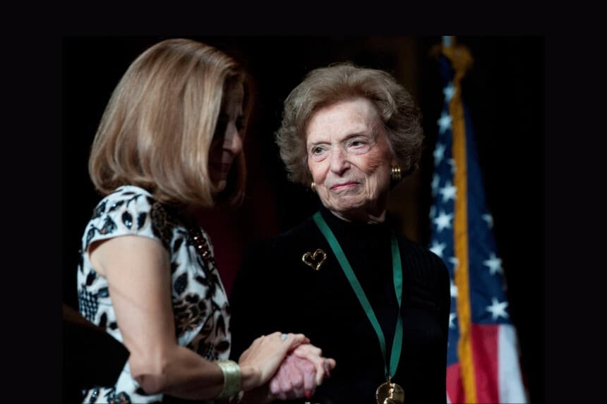 La cofundadora de Gap, Doris Fisher (a la derecha), sube al escenario junto a la entonces primera dama de California, Anne Gust Brown, durante la ceremonia de ingreso en el Salón de la Fama de California, celebrada en Sacramento el 8 de diciembre de 2011. (Héctor Amezcua/Pool/Reuters).
