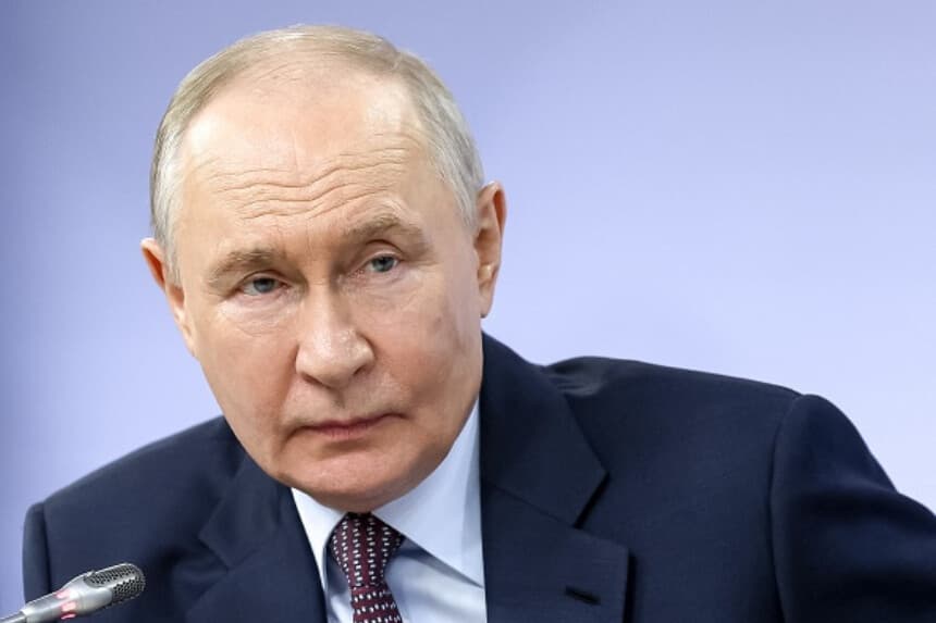 Foto de archivo distribuida por la agencia estatal rusa Sputnik. El presidente de Rusia, Vladímir Putin, se reúne con representantes de las minorías indígenas de Rusia, en el marco del maratón educativo celebrado en Moscú el 30 de abril de 2026. (Viacheslav PROKOFIEV / POOL / AFP vía Getty Images).
