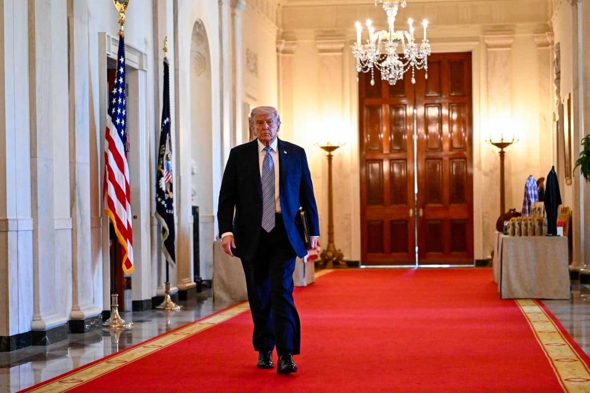 El presidente Donald Trump se marcha tras una cumbre de pequeñas empresas celebrada en el Salón Este de la Casa Blanca el 4 de mayo de 2026. (Kent Nishimura/AFP vía Getty Images)