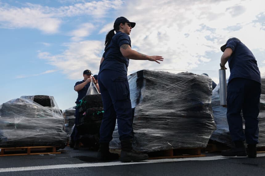 Miembros de la tripulación de la Guardia Costera de EE. UU. descargan en Port Everglades, Florida, el 9 de abril de 2025, la carga que formaba parte de una incautación de cocaína y marihuana por valor de más de 509 millones de dólares, realizada durante 13 operaciones de interceptación en el Atlántico a bordo del buque James de la Guardia Costera.. (Joe Raedle/Getty Images).