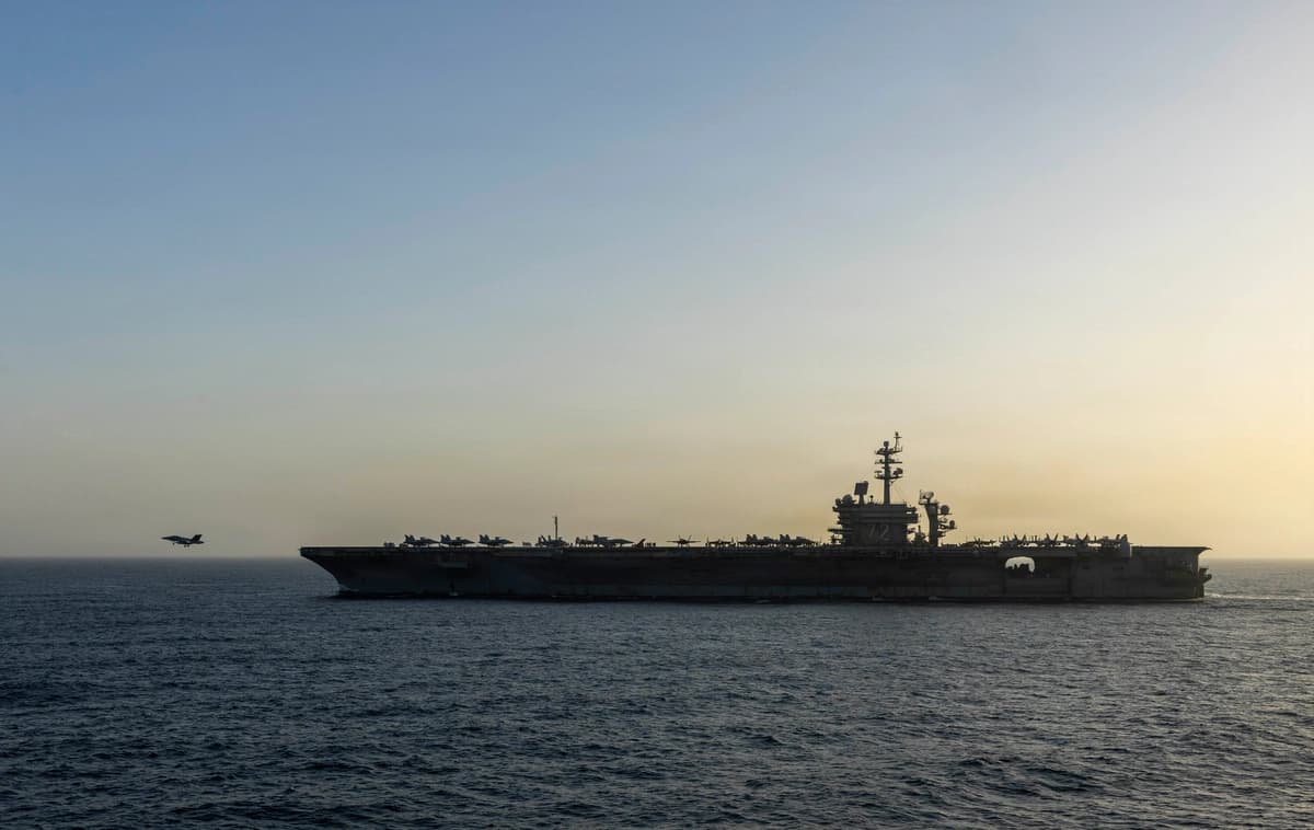 El USS Abraham Lincoln lleva a cabo operaciones de bloqueo estadounidenses relacionadas con el Estrecho de Ormuz en el Mar Arábigo el 16 de abril de 2026. (Estados Unidos. Marina vía Getty Images)