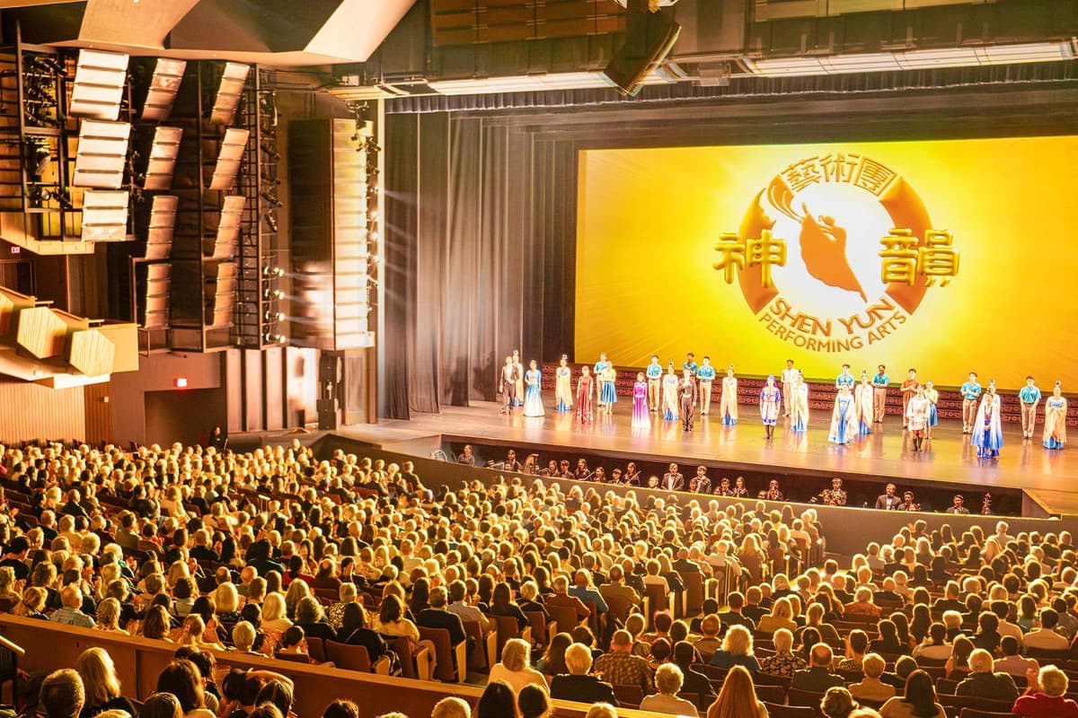 Los artistas de Shen Yun Performing Arts durante una salida a escena en el Queen Elizabeth Theatre en abril de 2026. (The Epoch Times)