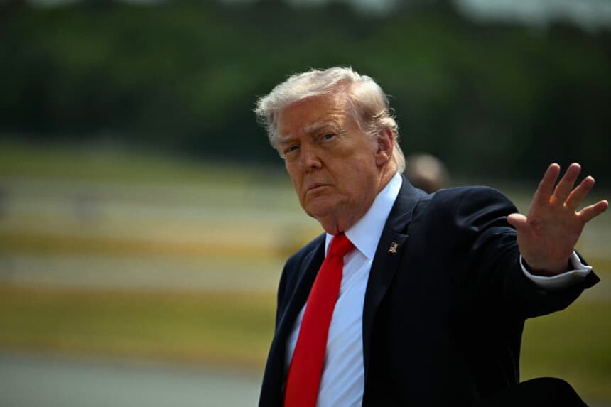 El presidente de Estados Unidos, Donald Trump, saluda con la mano tras su llegada al Aeropuerto Internacional de Ocala, en Ocala, Florida, el 1 de mayo de 2026. Trump pronunciará un discurso en un acto celebrado en The Villages y asistirá a la cena del Forum Club of the Palm Beaches. (Foto de Jim WATSON / AFP vía Getty Images).