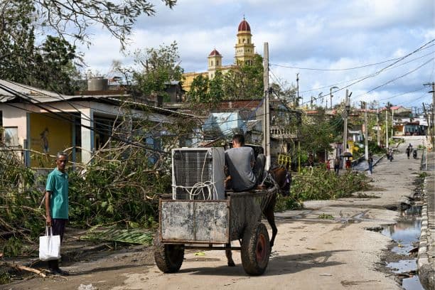Ciudadanos cubanos recuperan sus pertenencias tras el paso del huracán Melissa en El Cobre, provincia de Santiago de Cuba, Cuba, el 30 de octubre de 2025. (YAMIL LAGE/AFP vía Getty Images)