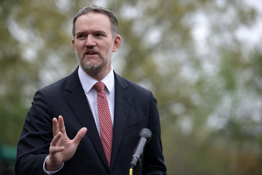 El Representante Comercial de Estados Unidos, Jamieson Greer, habla con la prensa frente al Ala Oeste de la Casa Blanca en Washington, DC. Greer se refirió a los precios del petróleo y los aranceles farmacéuticos mencionados en una reciente orden ejecutiva firmada por el presidente Donald Trump. (Alex Wong/Getty Images)