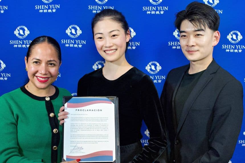 La noche del 3 de mayo de 2026, la senadora federal mexicana Juanita Guerra Mena (izquierda) presenció la cuarta función de la Compañía Itinerante Shen Yun en el Auditorio Nacional de la Ciudad de México y entregó personalmente un reconocimiento a la compañía. (Ignacio Piaggio/ NTD).