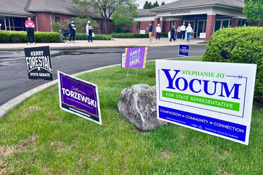 Carteles de campaña en la Iglesia Cristiana Geist, en Indianápolis, durante las elecciones primarias del 5 de mayo de 2025. (Lawrence Wilson/Epoch Times).