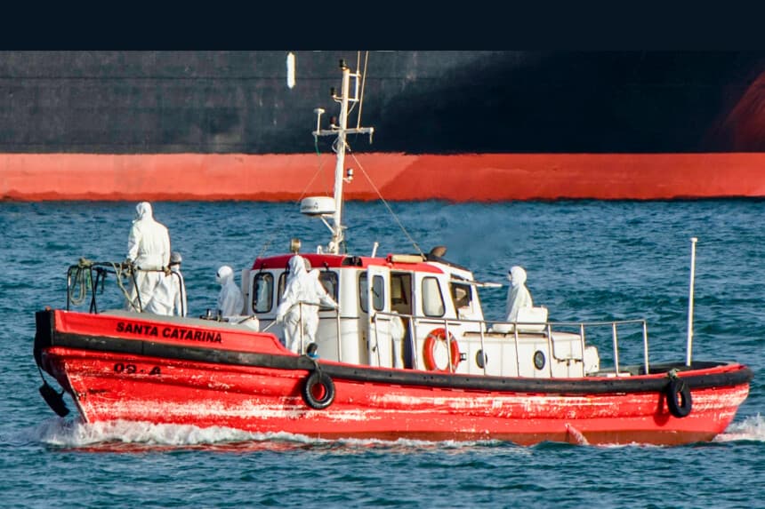 Una lancha de rescate regresa al puerto de Praia, en Cabo Verde, frente a la costa de África Occidental, el 5 de mayo de 2026, tras una visita al crucero MV Hondius. Dos tripulantes gravemente enfermos a bordo del buque, afectado por un brote mortal de hantavirus, serán evacuados a través de Cabo Verde hacia los Países Bajos, lo que permitirá al buque proseguir su travesía hacia las Islas Canarias, según informó el martes la empresa operadora del buque. (AFP vía Getty Images).