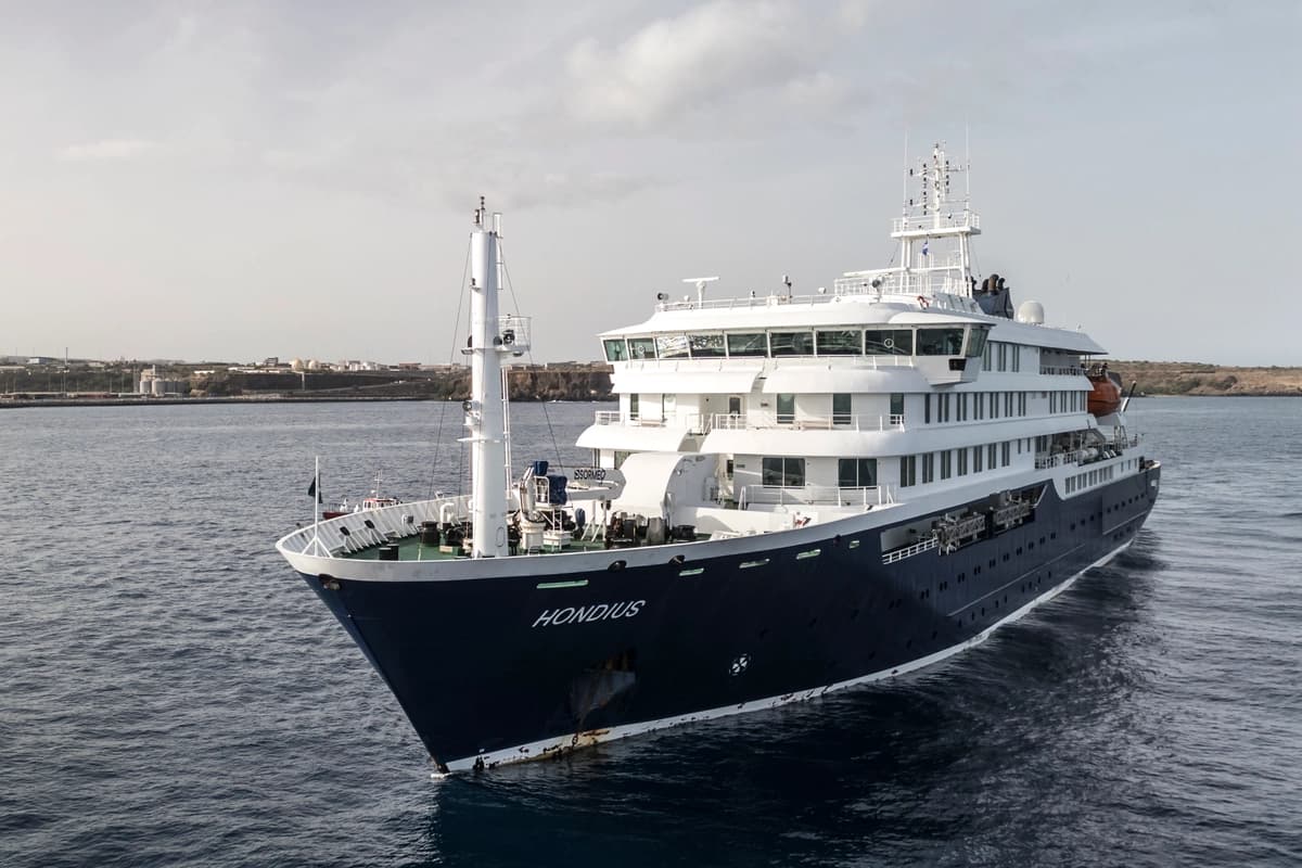 El crucero MV Hondius anclado frente al puerto de Praia, la capital de Cabo Verde, el 5 de mayo de 2026. (AFP vía Getty Images)