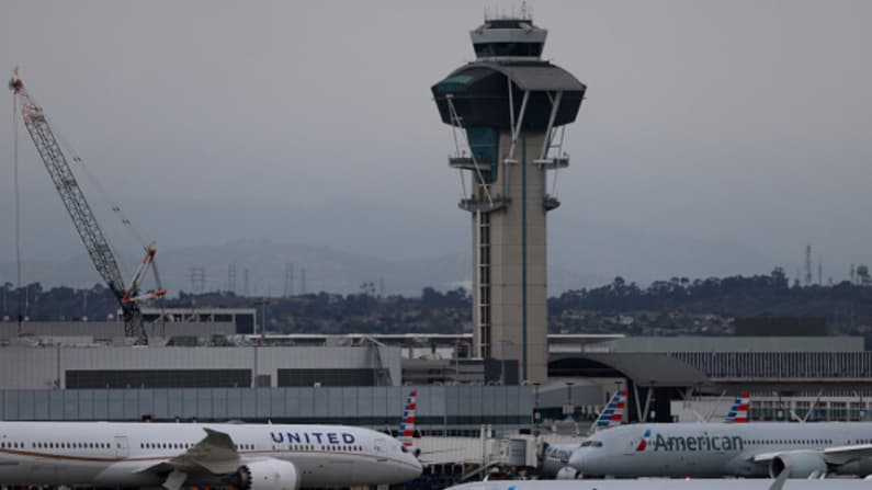 Avión de United Airlines evita catástrofe tras impactar contra un camión en Newark al aterrizar