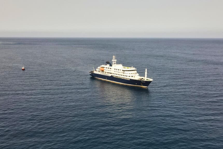 El buque MV Hondius en el océano Atlántico, frente a las costas de Cabo Verde, el 5 de mayo de 2026. (Arilson Almeida/AP Photo).