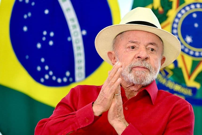 El presidente de Brasil, Luiz Inácio Lula da Silva, gesticula durante el anuncio de una nueva línea de crédito para la compra de camiones y autobuses en el Palacio del Planalto, en Brasilia, el 30 de abril de 2026. (Evaristo Sa / AFP vía Getty Images)