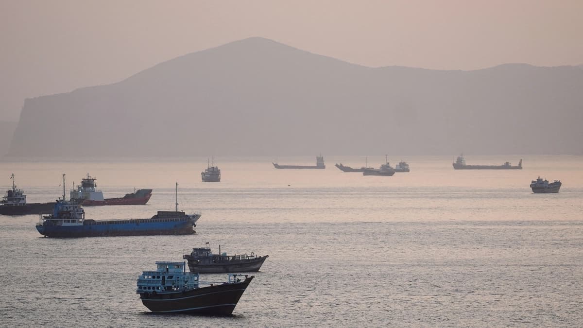 Barcos y embarcaciones en el Estrecho de Ormuz, Musandam, Omán, el 1 de mayo de 2026. (Reuters)