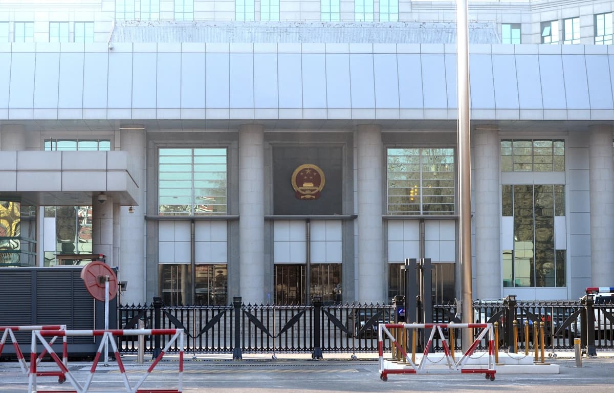 El 22 de enero de 2014 se levantaron barricadas frente al Tribunal Intermedio No 1 de Pekín. (Goh Chai Hin/AFP vía Getty Images)