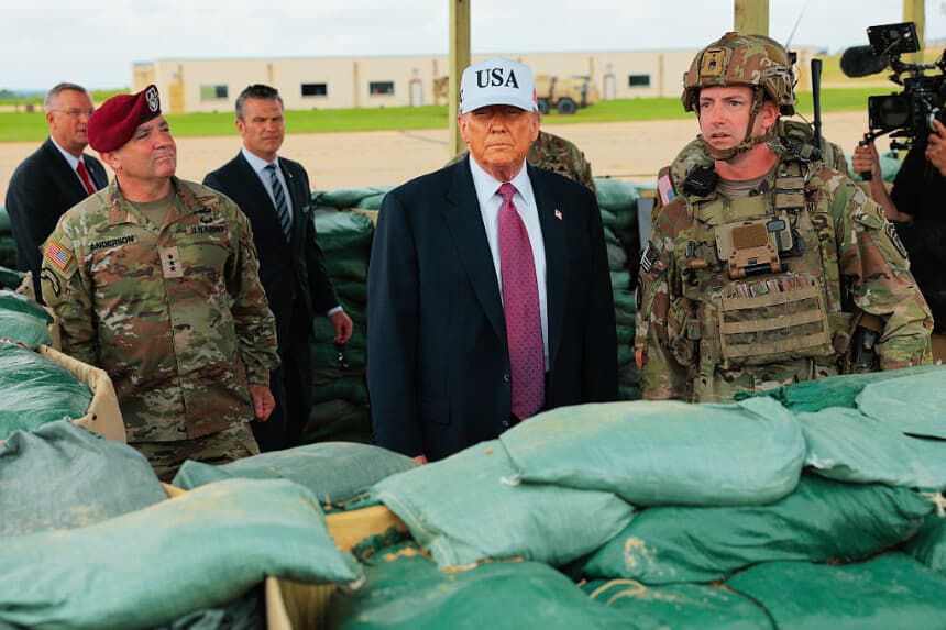 El presidente de EE. UU., Donald Trump, está acompañado por el comandante del 18.º Cuerpo Aerotransportado, el teniente general Gregory Anderson (con boina), y otros líderes militares y civiles, el 10 de junio de 2025 en Fort Bragg, Carolina del Norte. (Anna Moneymaker/Getty Images)