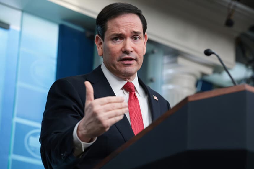 El secretario de Estado de EE. UU., Marco Rubio, habla durante una conferencia de prensa en la sala Brady de la Casa Blanca el 5 de mayo de 2026 en Washington, D. C. (Anna Moneymaker/Getty Images).