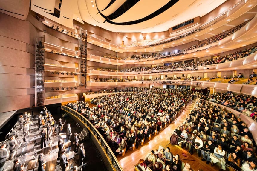 Shen Yun Performing Arts ofreció su segunda actuación de la temporada 2026 en Toronto en el Four Seasons Centre for the Performing Arts la noche del 28 de marzo de 2026, ante un teatro que registró un lleno total. (Evan Ning/The Epoch Times).