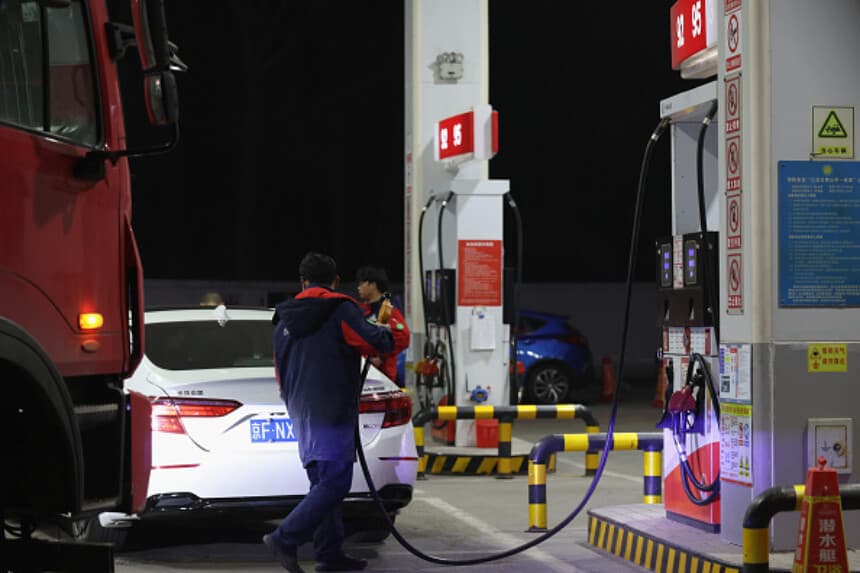 Un empleado abastece un automóvil en una gasolinera el 23 de marzo de 2026 en Beijing, China. La subida de los precios mundiales del petróleo se produce tras los continuos ataques militares en Irán, que han elevado el precio del barril por encima de los 110 dólares estadounidenses y han generado temores de problemas de suministro más generalizados en todo el mundo. (Lintao Zhang/Getty Images).