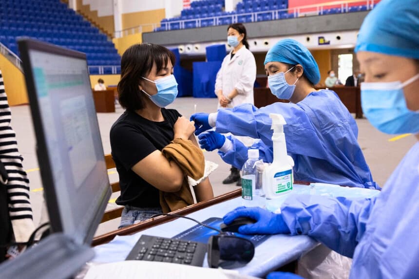 Un residente recibe la vacuna contra COVID-19 en Wuhan, en la provincia central de Hubei, China, el 14 de octubre de 2021. (STR/AFP vía Getty Images).