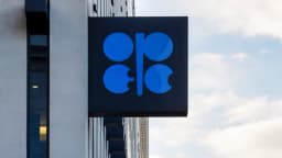 Analistas evalúan el impacto en suministro de petróleo tras la salida de Emiratos Árabes Unidos de la OPEP