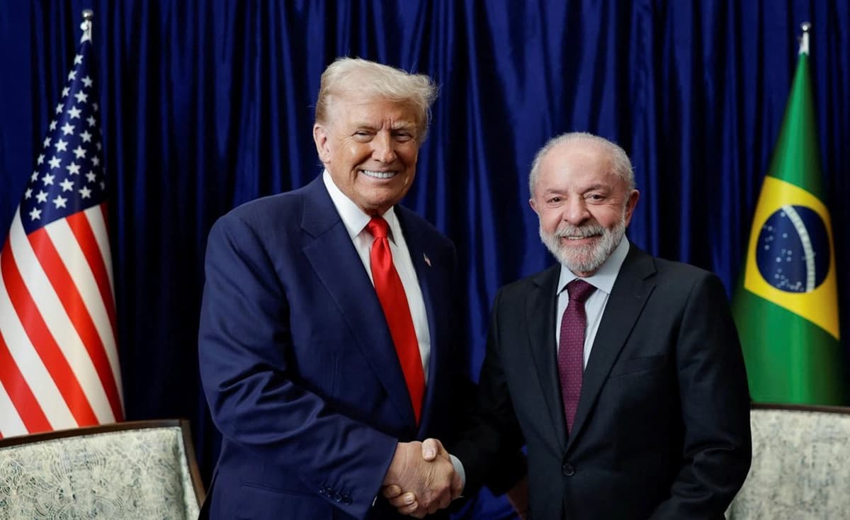 El presidente Donald Trump y el presidente brasileño Luiz Inácio Lula da Silva se dan la mano durante un encuentro al margen de la 47.ª Cumbre de la Asociación de Naciones del Sudeste Asiático (ASEAN) celebrada en Kuala Lumpur, Malasia, el 26 de octubre de 2025. (Ricardo Stuckert/Presidencia de Brasil/Imagen facilitada por Reuters)