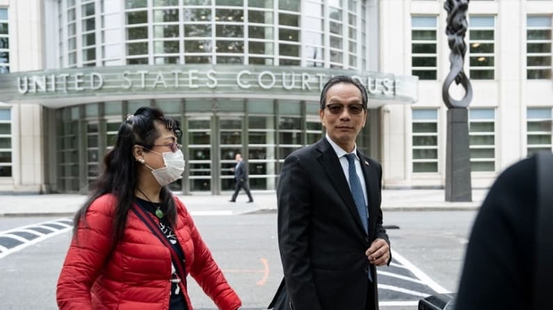 Hombre acusado de dirigir comisaría china en Nueva York admite haber trabajado para el PCCh