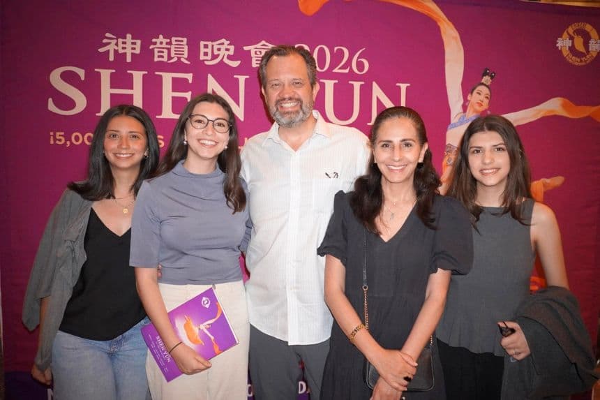 El abogado de derechos humanos René Bolio Halloran asiste a un espectáculo de Shen Yun Performing Arts con su esposa e hijas en el Auditorio Nacional de la Ciudad de México, el 2 de mayo de 2026. (Lily Yu/The Epoch Times)