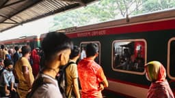 Un padre arriesga la vida para rescatar a su hijo que cayó en las vías del tren