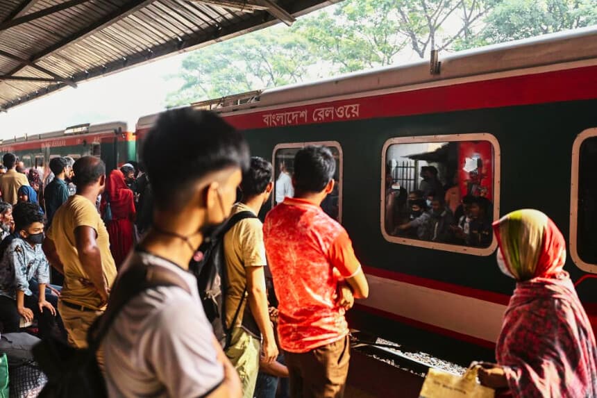 Personas que regresan a casa, esperan en un andén para subir a un tren en la estación ferroviaria de Daca, Bangladesh, el 29 de abril de 2022. (MUNIR UZ ZAMAN/AFP vía Getty Images)