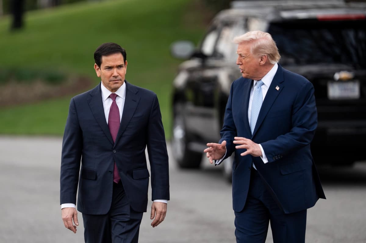 El secretario de Estado Marco Rubio y el presidente Donald Trump abandonan la Casa Blanca el 20 de marzo de 2026. (Madalina Kilroy/The Epoch Times)