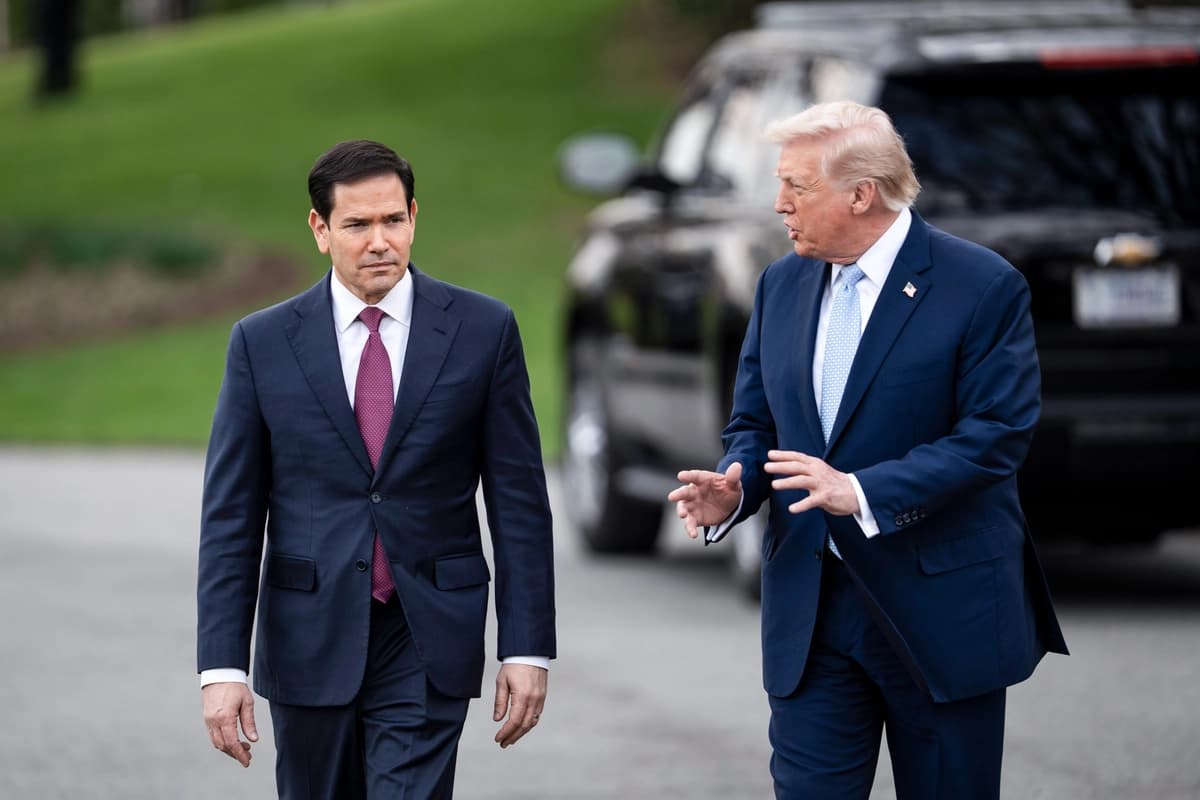 El secretario de Estado Marco Rubio y el presidente Donald Trump se dirigen hacia la prensa al salir de la Casa Blanca en Washington el 20 de marzo de 2026. (Madalina Kilroy/The Epoch Times).