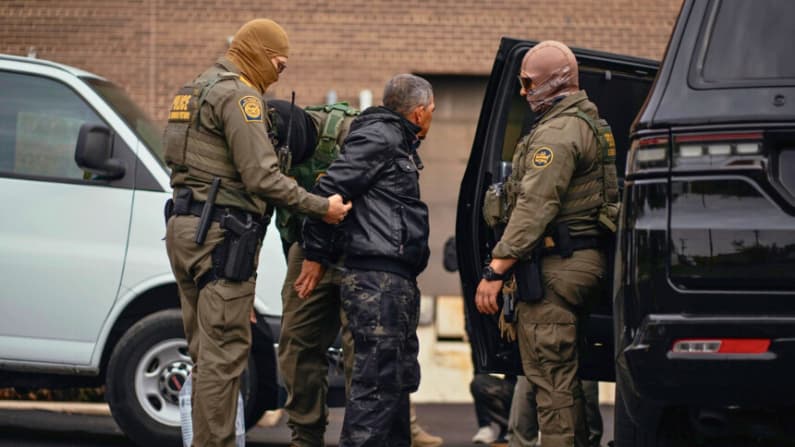 Cortes federal de apelaciones rechaza detención de migrantes ilegales sin fianza en EE. UU.