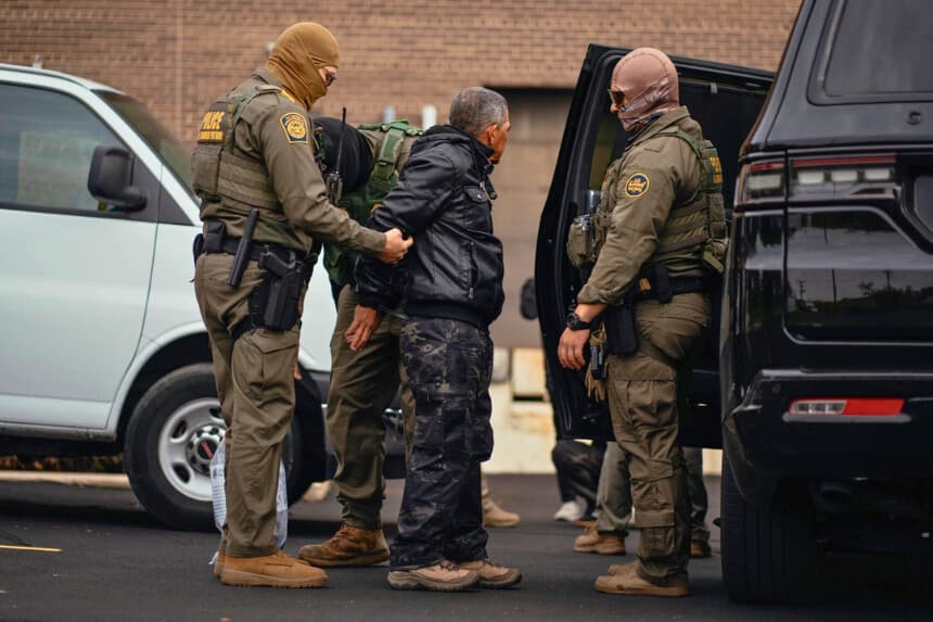 Las personas detenidas a primera hora del día son trasladadas a un aparcamiento situado en el extremo norte de la ciudad antes de ser trasladadas a un centro de la Oficina de Inmigración y Aduanas en Chicago el 31 de octubre de 2025. (Jamie Kelter Davis/Getty Images).